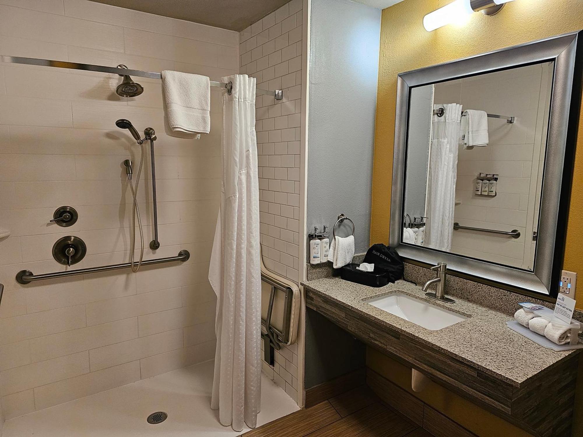 Holiday Inn Express & Suites Perry-National Fairground Area By Ihg Bagian luar foto