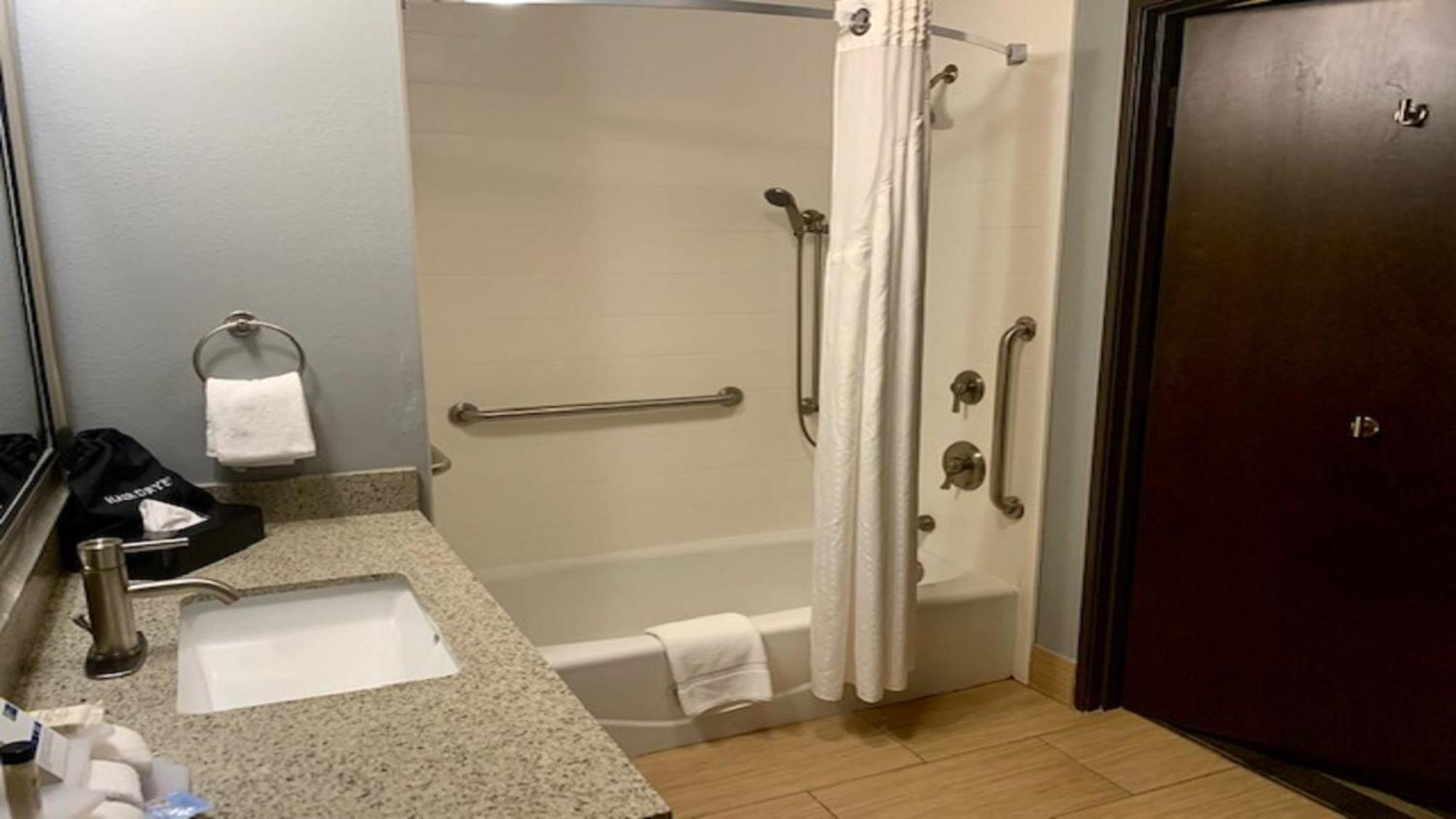 Holiday Inn Express & Suites Perry-National Fairground Area By Ihg Bagian luar foto