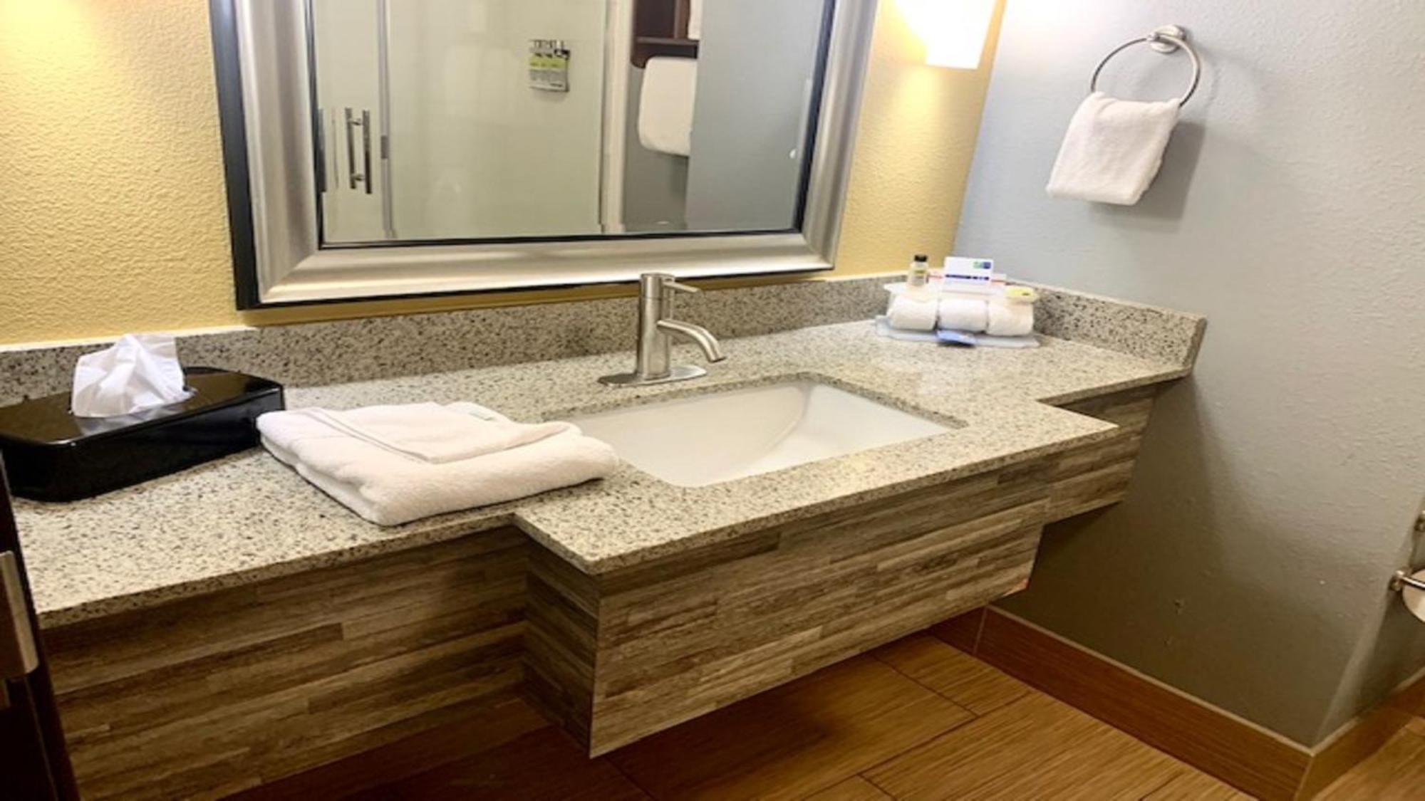 Holiday Inn Express & Suites Perry-National Fairground Area By Ihg Bagian luar foto